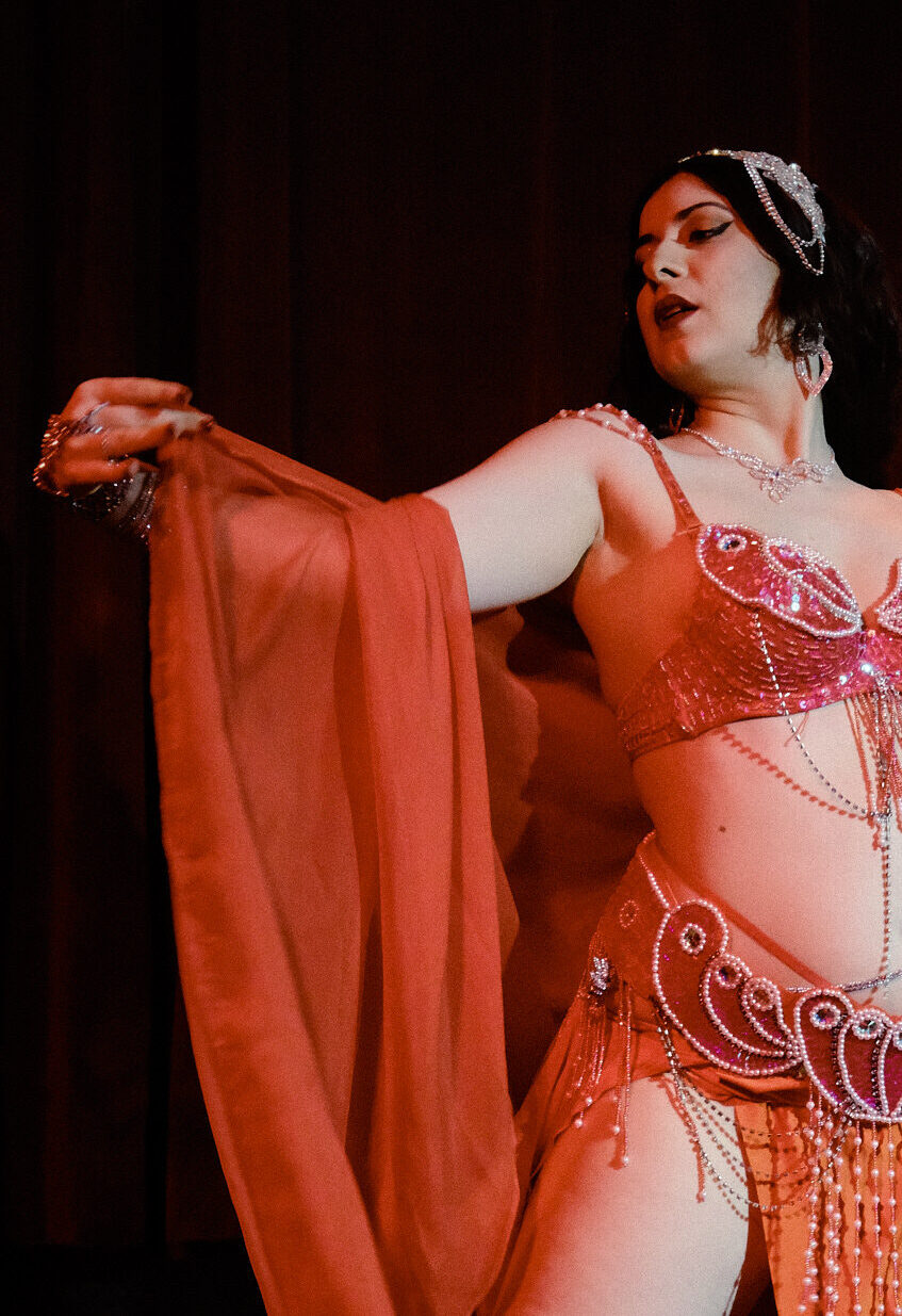 Tanz Lehrerin in Berlin Bauchtanz Bellydance Oriental Dance Orientalischer Tanz Bollywood Kathak Indian Indisch Indischer Tribal Fusion Burlesque Cabaret High Heels Dance Kurs Classes Lessons Privat Einzel Unterricht buchen Studio B-Rhythm Workshop Workshops Online Probestunde Trial Learn Dancing Private Class Wo Tanzen lernen Brandenburg Potsdam Tanzschule Dance School Tanz Show Performance Events Auftritt Hochzeit Wedding Henna Junggesellenabschied Bachelor Party Restaurant Club Bar Geburtstag Birthday Überraschung Surprise